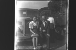 Régi 6x6cm fotónegatív egy Rába Super lökhárítóján ülve - 1950-es évek eleje