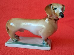 SZÉP FESTÉSŰ, HIBÁTLAN ZSOLNAY ÁLLÓ TACSKÓ PORCELÁN KUTYA FIGURA, ŐRY F.