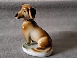 SZÉP FESTÉSŰ, HIBÁTLAN ZSOLNAY ÜLŐ TACSKÓ PORCELÁN KUTYA FIGURA