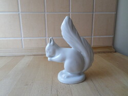 Fehér porcelán mókus figura