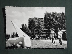 Képeslap,Siófok,napóra szobor,Balaton szálló,strand látkép,részlet, 1964-