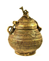 GAZDAG DÍSZÍTÉSSEL FIGURÁLIS FEDŐ FOGANTÍYÚVAL ÉRDEKES BRONZ DOBOZ !