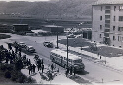 Régi fotónegativ kocka IKARUS 66 a buszmegállóban Kazincbarcikán az 1960-as években B13/5/31