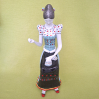 Hollóházi porcelán népviseletes hímző nő  figura
