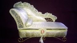 Ékszertartó dívány vagy babaház kiegészítő 1.