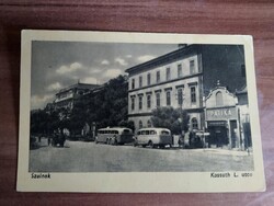Régi képeslap, Szolnok, Kossuth utca, Patika, autóbusz, lovasszekér, 1957