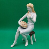 Hollóházi  porcelán  Barackot válogató lány figura