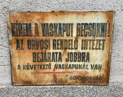 Kérem a vaskaput becsukni - lemeztábla