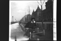Régi fotónegatív Budapest, Műegyetem rakparton ülő nő  -Lónyay család hagyatékából 1900as évek eleje
