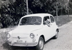 Régi fotónegatív FIAT 600 egy vidám kislánnyal 1970-es évek utcaképe B14/13/10-11