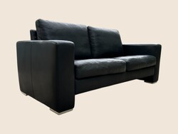 Modern fekete valódi bőr kanapé - 2 személyes kényelmes, minőségi design bútor (nappali, iroda)