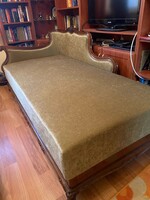 Gyönyörűen felújított neobarokk kanapéágy aranyba hajló fakó árnyalatú mohazöld huzattal