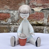 Hollóházi homokozó kislány porcelán figura Káldor Aurél terve
