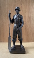 METKY ÖDÖN (1906-1985) SZOBRÁSZ, HALÁSZ FÉRFI CSÓNAK LAPÁTTAL, JELZETT RETRO KÉPCSARNOKOS, MŰGYANTA