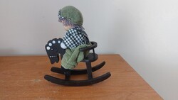 (VBL1) Kisgyerek hintalovon porcelánfejű baba