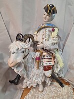 "Bruhl gróf szabója kecskeháton" Nagyméretű porcelán figura