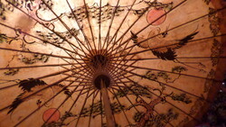 Kinyitva kb 85-90 cm-es , 60 cm hosszú , régebbi , japán , rizspapír ernyő , újszerű állapotban .