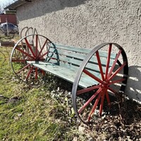 Régi vetőgép kerekéből készített pad