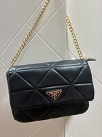 Prada feliratos női táska