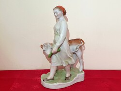 Herendi bocit etető nő figura