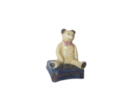 Boldog, mosolygós, fodros puffon ülő mackó,vintage angol kerámia figura