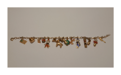 14 k. Vintage arany karkötő,15 db arany charm,medál dísszel.Különleges ritkaság!