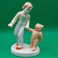 Káldor Aurél Aquincum Macival sétáló kislány figura
