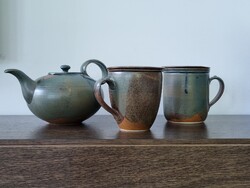 Vintage iparművészeti kőkerámia teáskanna + két  nagyméretű szűrőbetétes bögre