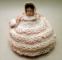 Ritkaság! Egyedi kézzel készült porcelán fejű vintage kézműves kerek vitrin baba horgolt ruha