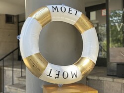 Moët & Chandon Champagne felfújható medenceúszó (úszógumi), amely az ICE IMPÉRIAL sorozat része