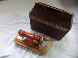 Szovjet fém gyerek varrógép, dobozos (4324)