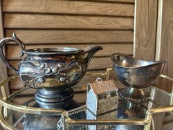 Ezüstözött gyűjtemény plusz egy tea áztató kancsó és cukor tartó plusz fém tükrös tálca