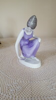 Vizet merítő nő,hollóházi porcelán figura