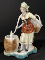 Vízhordó nő porcelán figura