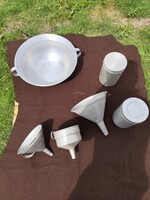 Régi népi aluminium használati tárgyak. Vajling tölcsér, lisztesdoboz