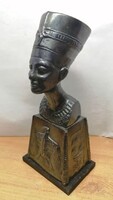 Nefertiti az egyiptomi Ehnaton fáraó felesége, hieroglifákkal díszítve