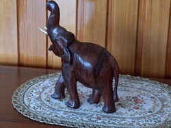 Szép erezett fából faragott elefánt