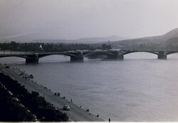 Régi fekete-fehér negatív kocka, Budapest - pesti rakpart, Margit hid buszokkal 1960as évek B15/1/24