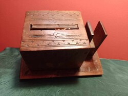 Faragott  fa  "liftes" cigaretta tároló és kínáló doboz, gyufásdobz tartóval kb 15x10x9cm  0.4 kg.