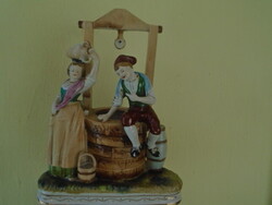 Régi  német porcelán figurás szobor.vitrin állapotban 100% kézi festésű kuton ülő és támaszkodó fig