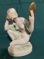 Herendi tükrös akt figura