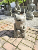 Valódi kő, vízköpő béka. Fagyálló, örökös darab!