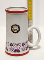 Hollóházi "MHSZ" jelzett népi virágmotívumos porcelán emlék söröskorsó (3464)