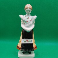 Káldor Aurél Hollóházi Matyó lány figura