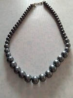 Mutatós nagyméretű gyöngyös nyaklánc