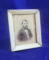 Előkelő úr portréja. Visit fotó elefántcsont keretben. Cca. 1890.