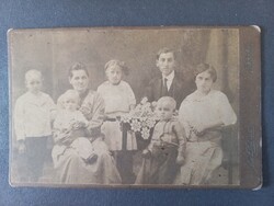 Antik keménytáblás családi fotó képeslap formában Auer Fivérek fényképészete Szeged