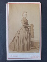 Antik CdV fotó egy fiatal hölgyről korabeli ruhában - W. D. Thomson, London-EC, 45, Cheapside
