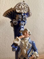 Régi, gazdagon díszített figurális porcelán váza