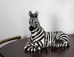Kerámia fekvő zebra figura